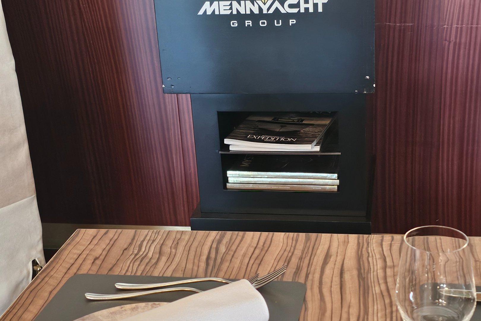 Mennyacht ogla&scaron;evanje